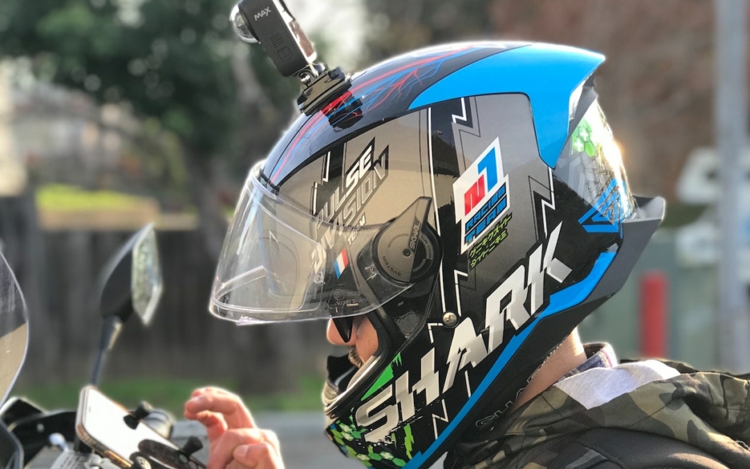 Caméra sur casque moto interdite : que dit la loi ?