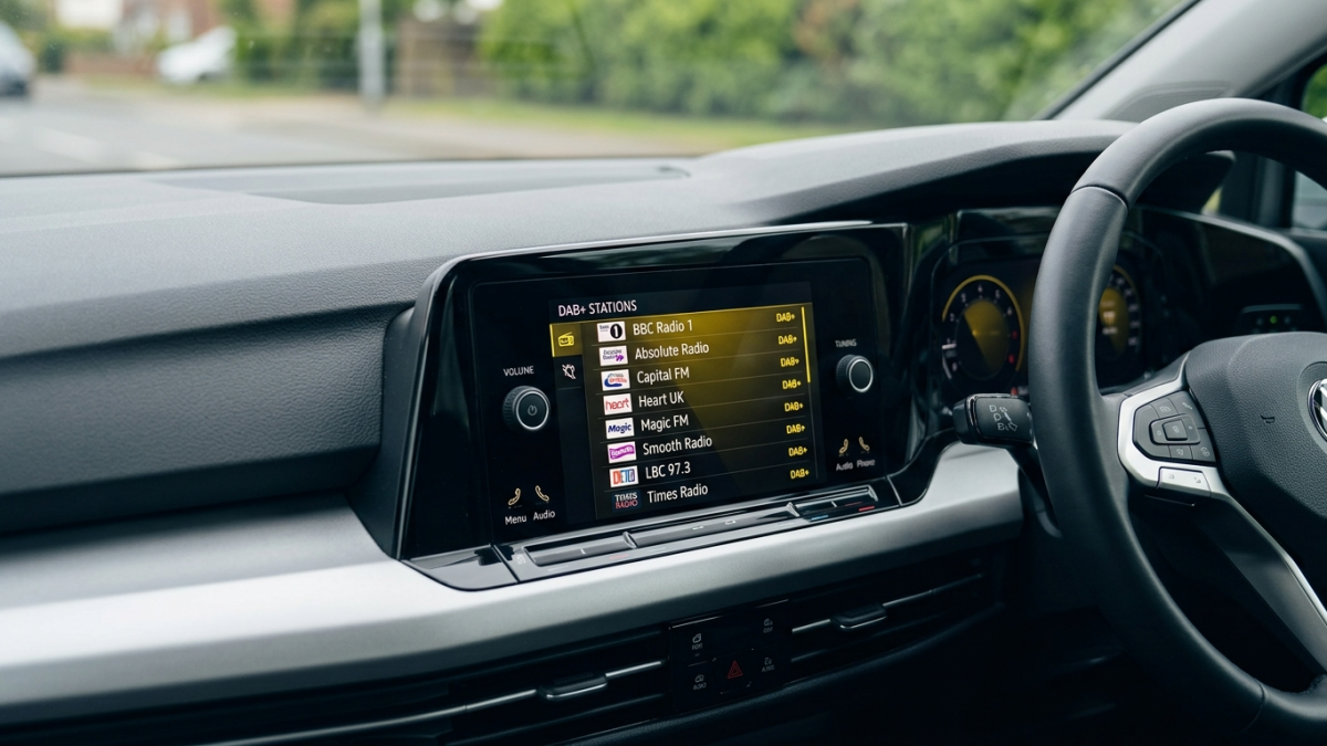 Stations DAB+ sur autoradio Autoradio affichant les stations DAB+ sur son écran